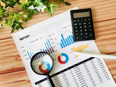 レポートと電卓と拡大鏡